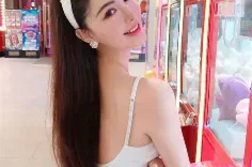 大衣哥朱之文中途罢演引发热议。他在景区登台表演到一半骤然停演并非设备故障而是难以忍受现场高温无法继续演出
